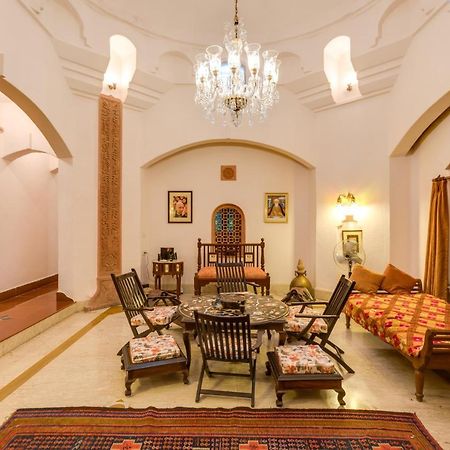 Hostie Chinar Haveli - Heritage Home With Pool, 구르가온 외부 사진